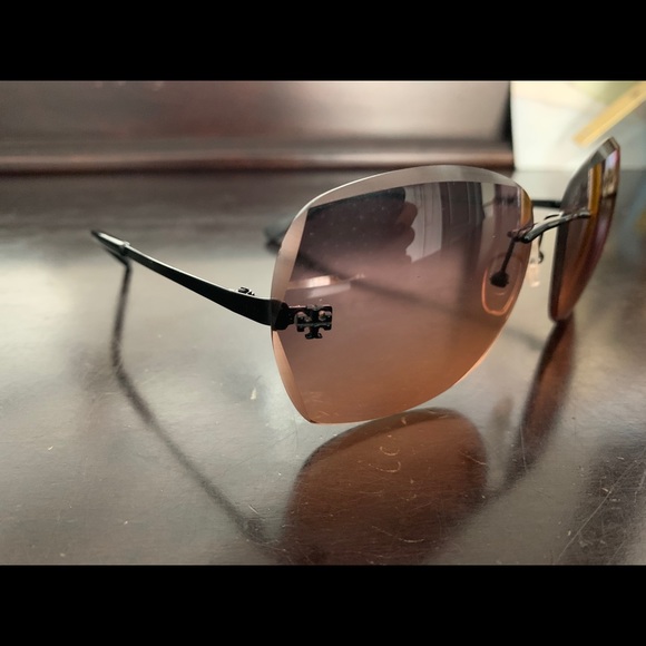 Tori Burch sunglasses, like new , no scratches - Picture 2 of 3